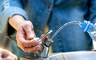 Mazurskie samorządy zachęcają do picia wody z kranu